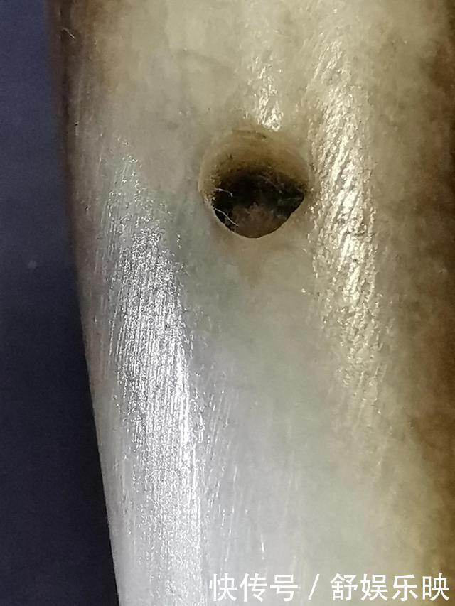 白玉黑沁双孔棱形坠子一般老化特征和老光特征,跟仿品比较