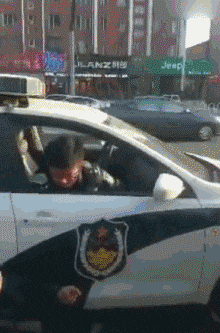 |搞笑GIF：撞衫不可怕 谁小谁尴尬