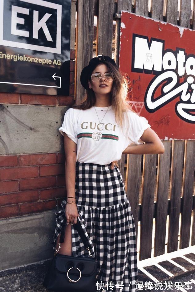 碎花裙 T恤下面最好不要穿裤子,今年流行这样穿,时髦显高很适合小个子
