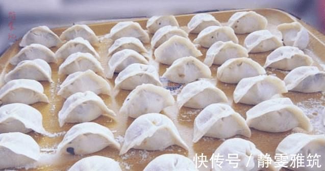 小简|包芹菜饺子，有人焯水，有人直接包大厨都不对，教你正确做法