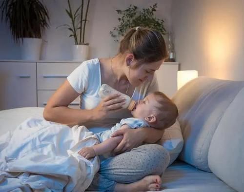 奶粉|同天出生的两个宝宝,一个喝母乳,一个喂奶粉,3个月后差距明显