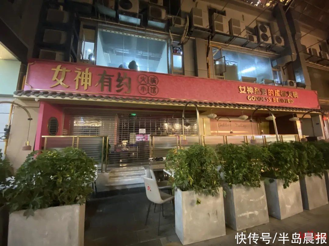 不配|没有女伴不配吃火锅？排队1小时店家不让进！两男子蒙了