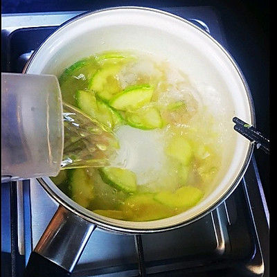 减脂快手早餐:番茄肉酱意面,角瓜虾仁汤,酸奶牛油果泥