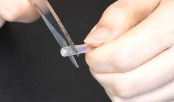 破旧雨伞不要扔，把笔芯缝在上面，解决了困扰大家的一个大烦恼！