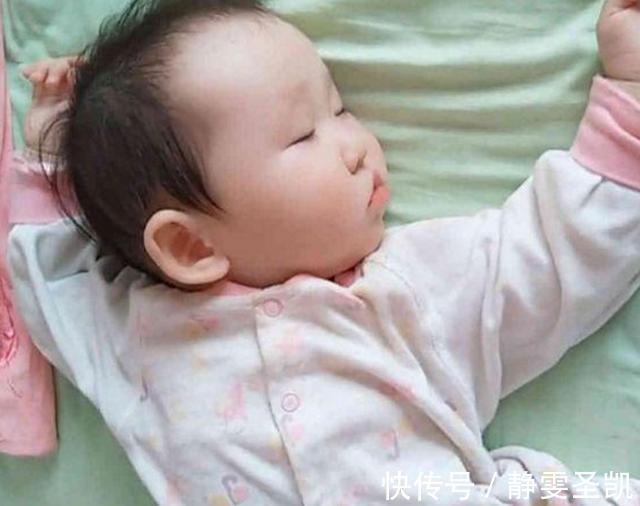 宝宝|宝宝因“睡姿”走红,睡出了称霸舞林的气势,网友望尘莫及