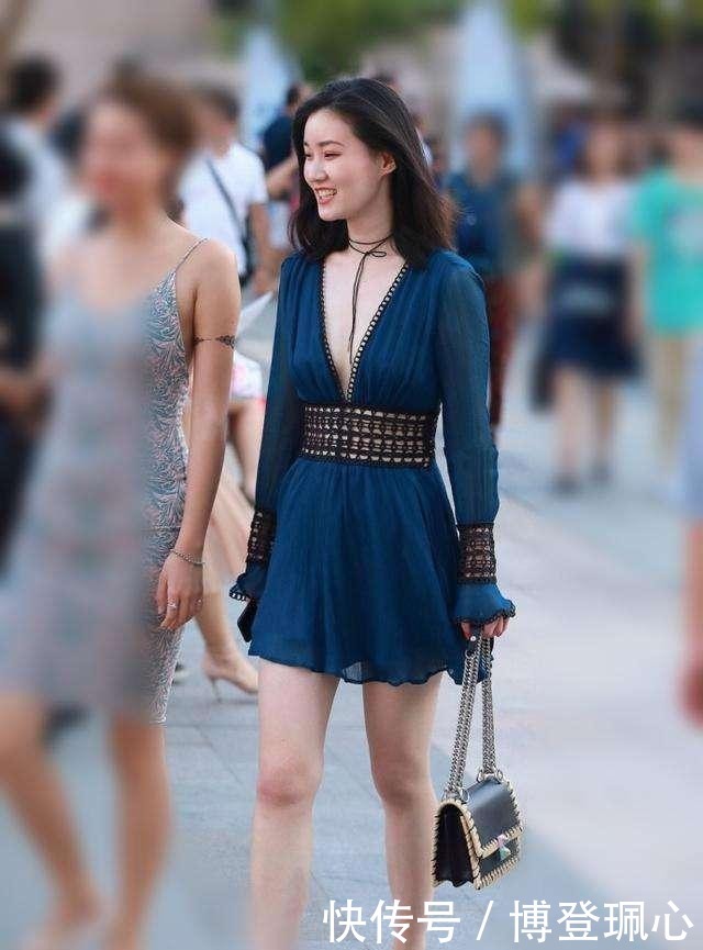 美艳姑娘灰色背心搭配白色短裤,这帽子太可爱了吧?