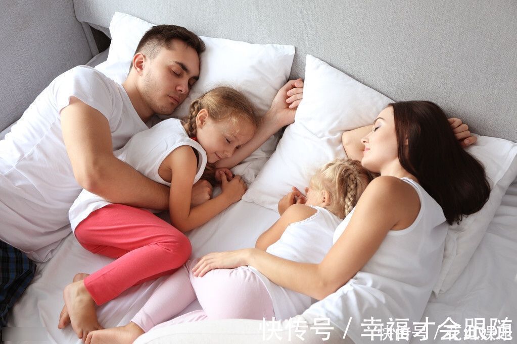 好孩子|宝妈哄娃睡觉自己睡着了,孩子躲被窝里看电视,脸上表情太萌了