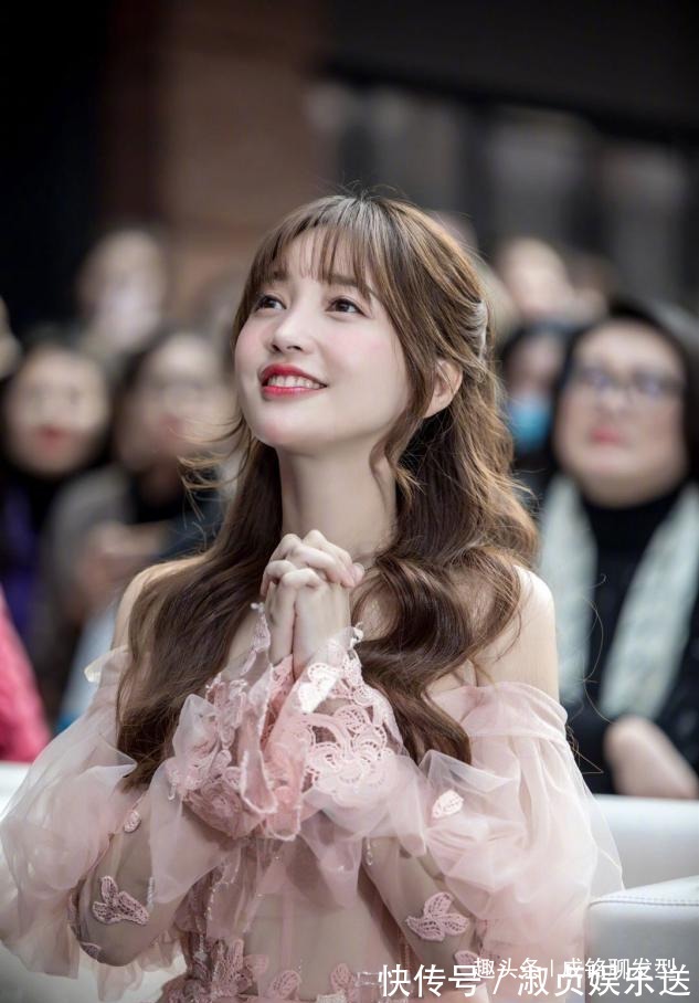 明星|女明星做示范,头发扎一半留一半,这些发型好打理还时髦!