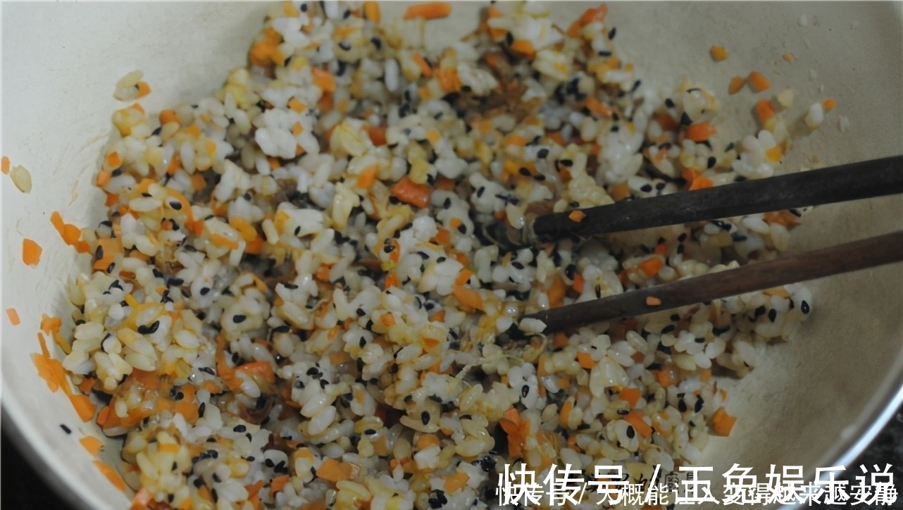 做法|米饭新做法，儿子着了迷，配点蔬菜，简单一做，天天吃不够