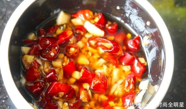 秋葵焯水,有人放油有人放盐,都不对,加2勺它,颜色青翠不变黄