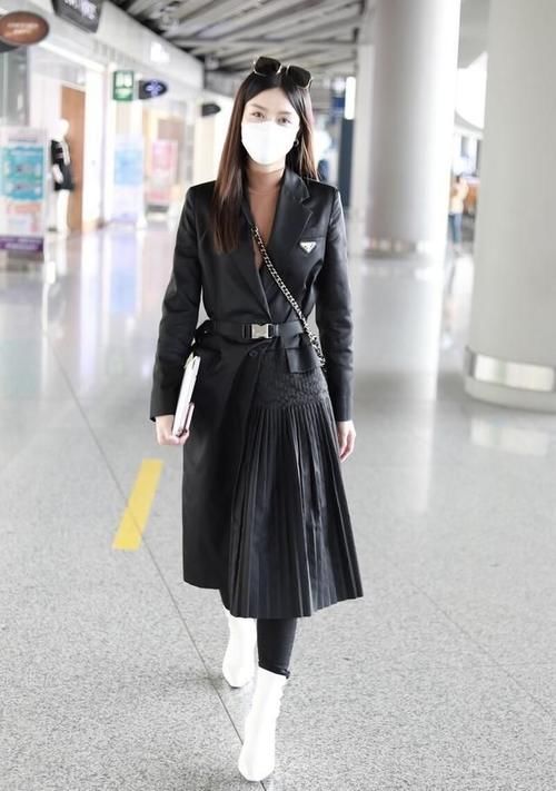 女人怎么穿才洋气？试试“大衣＋针织裙”，时髦减龄两不误