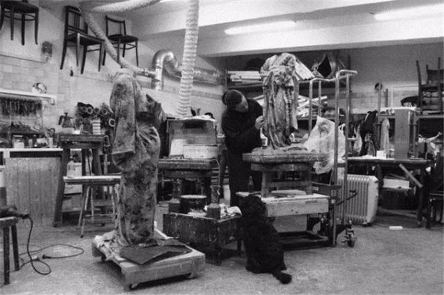 时装秀|艺术家用500斤玻璃做出重磅婚纱，惊艳时装秀，网友吐槽透明的怎么穿