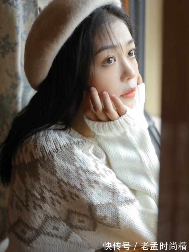 谁家的小可爱 这是谁家的小可爱?年轻漂亮女孩毛衣搭配小白袜,果然好看