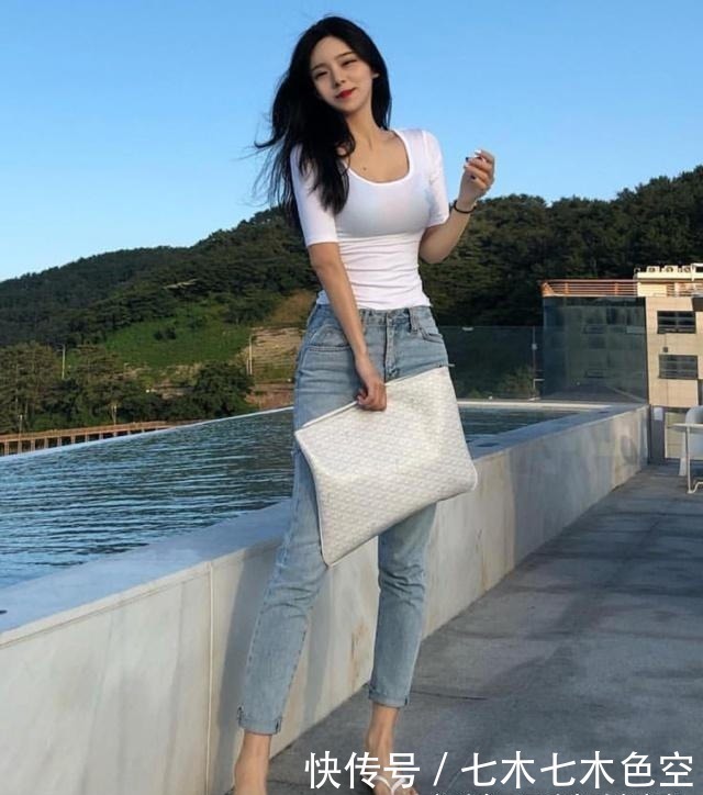 让你|穿紧身牛仔裤的小姐姐,散发出迷人香气,身材纤细气质妩媚