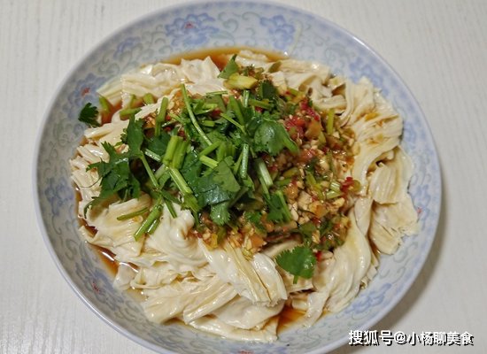 香菜|腐竹别再炒着吃了，这样做营养丰富，还香辣下饭，一次吃两碗饭