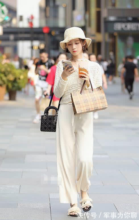 热爱运动 小姐姐搭配一件黑色的小吊带,给人一种很清凉的感觉