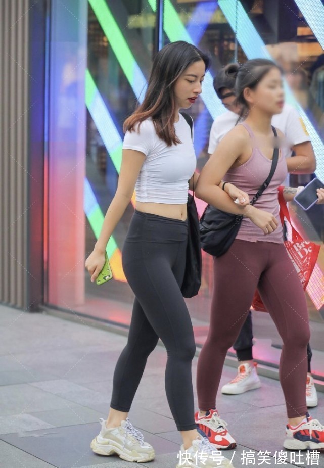 肚脐装 紧身上衣搭瑜伽裤有魅力,经典黑白复古又不土,肚脐装元气满满