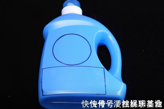 美工刀|洗衣液瓶子别扔了，简单改造一下，放在床上，全家人都要抢着用