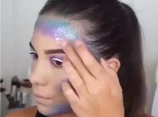 国外女子为追求时尚,居然用渔网袜化妆,取下丝袜后被惊艳到了!