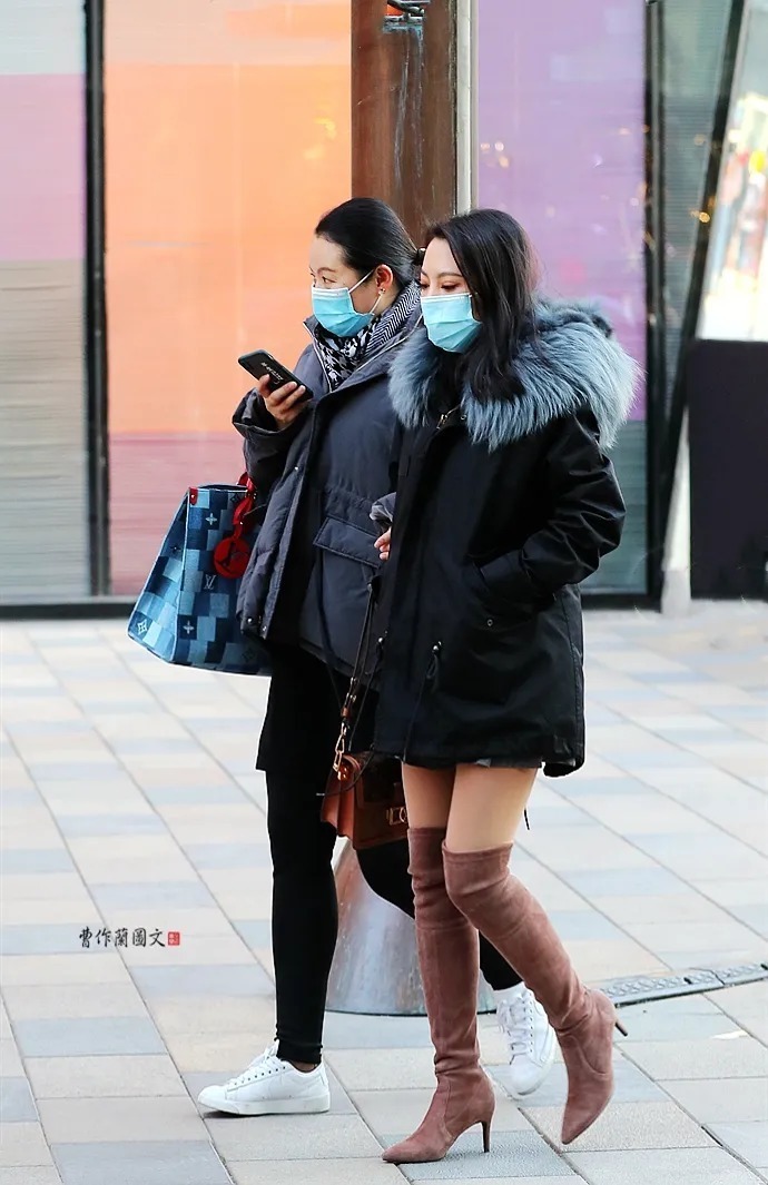 街拍:冬天大街上不怕冷的肉丝美女