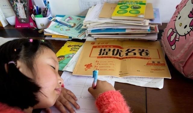 写作业|“狂野女孩”火了,因通宵写作业,第2天发型成亮点,好笑又心疼