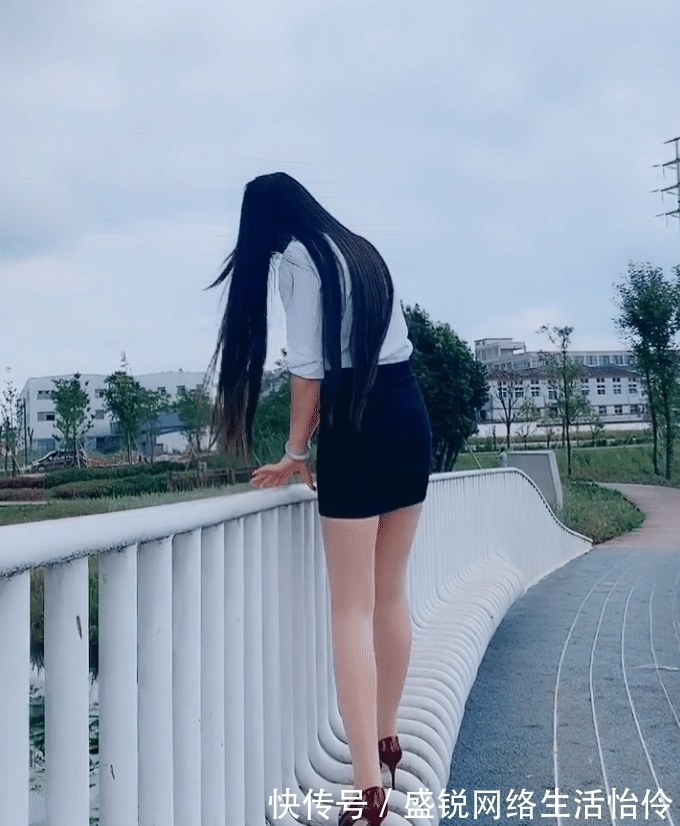 红色高跟鞋|穿着高跟鞋还调皮,真怕你崴脚!