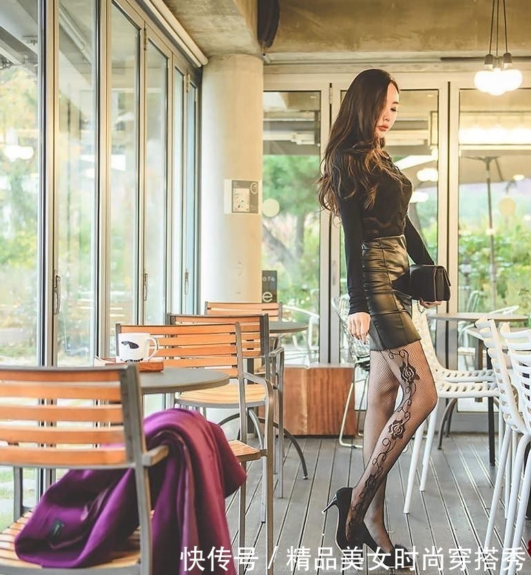 黑高跟鞋 又到了可以穿皮裙的季节了,脚上搭配一双黑高跟鞋,知性又优雅
