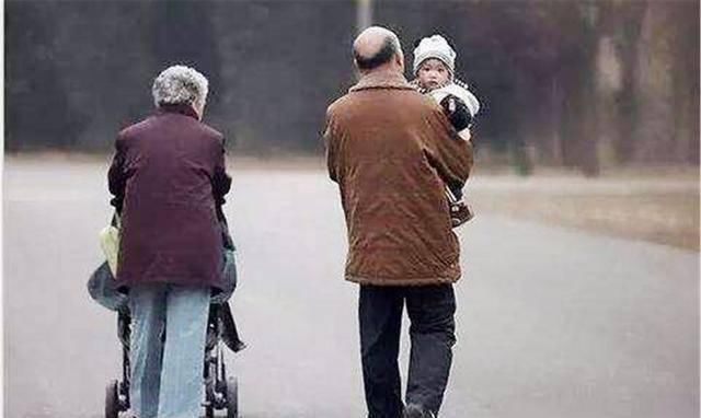 重男轻女|“别帮女儿带娃”,一位姥姥给出的忠告很现实,无关重男轻女