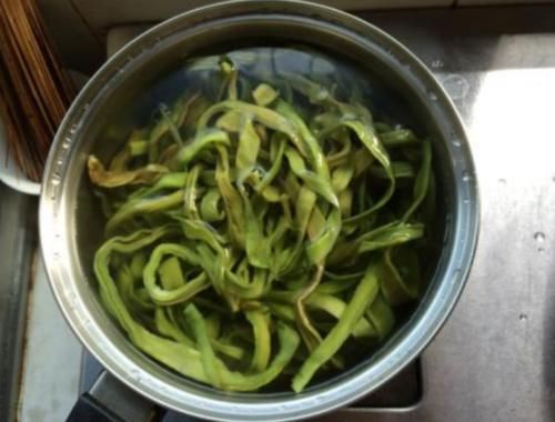 春天，吃鸡肉鸭肉不如吃这菜，简单炒一炒，清肠解油腻，肠道通畅了