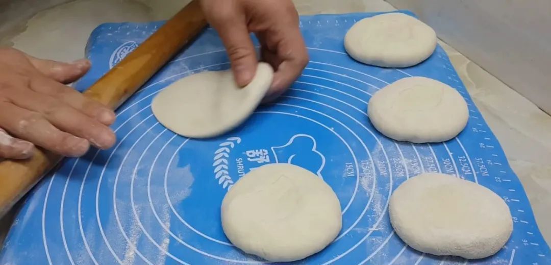 大泡|我家烙饼从来不早起,冰箱里一放,比手抓饼好吃,一次四个不够吃