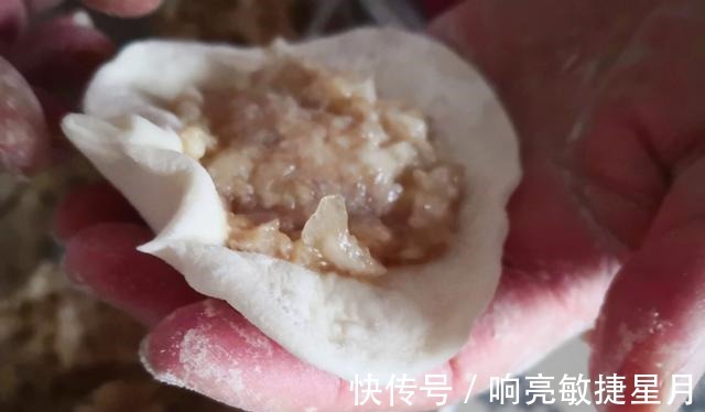 天气冷了,来一个热乎乎的肉包子,越嚼越香全身都暖和了,舒服啊!