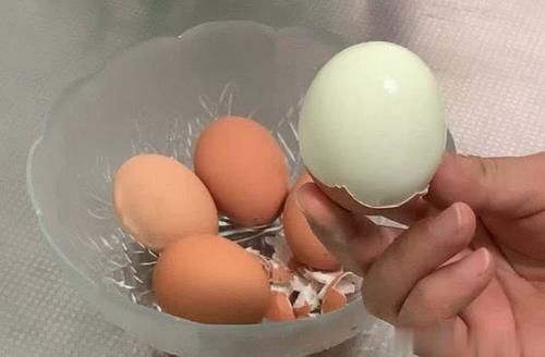 煮鸡蛋时,别只用清水煮多加1步,蛋壳一碰就掉,蛋黄嫩营养好