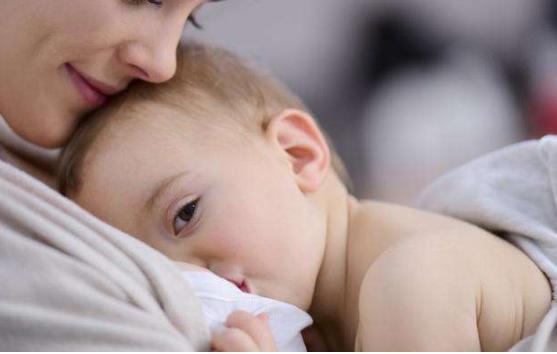 公共场合|宝妈地铁上掀衣哺乳,被大妈讽刺“不要脸”,宝妈反怼引乘客称赞