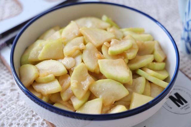 素菜|天气热，晚餐多吃这样的素菜，鲜嫩多汁又爽口，多吃也没负担