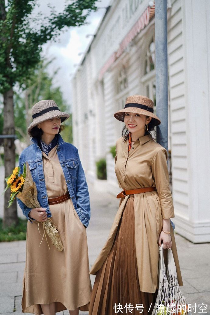 衣服 奔三奔四女人这样穿,秋季穿出高级感,黑色上衣搭配白色短裤真美