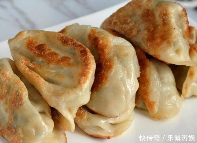 煎水饺时总糊锅？切忌直接下锅煎，教你一招，水饺美味酥脆不糊锅