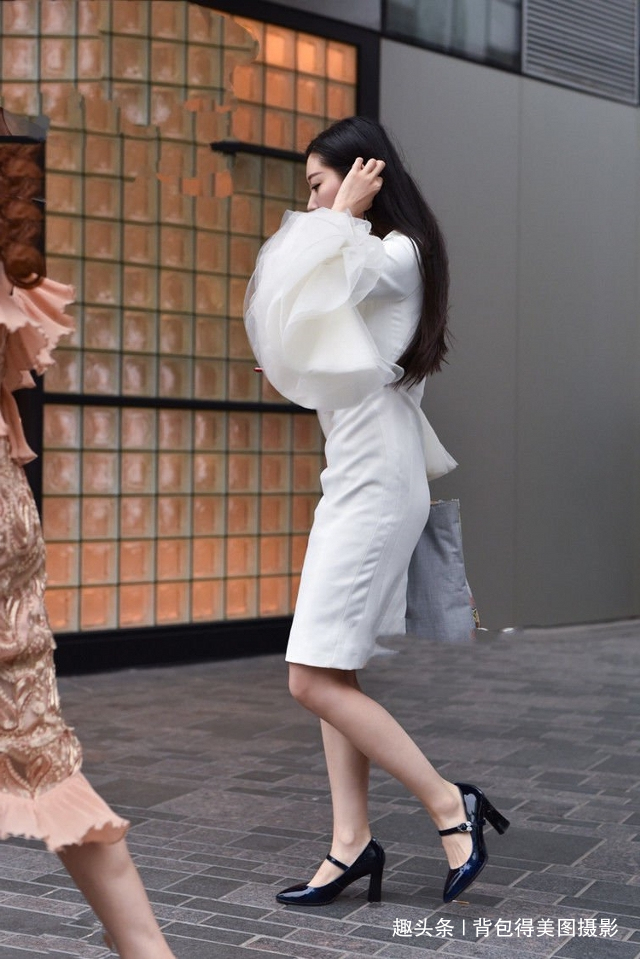  休闲|路人街拍，小姐姐休闲牛仔裤搭配黑色一字肩，街头风十足