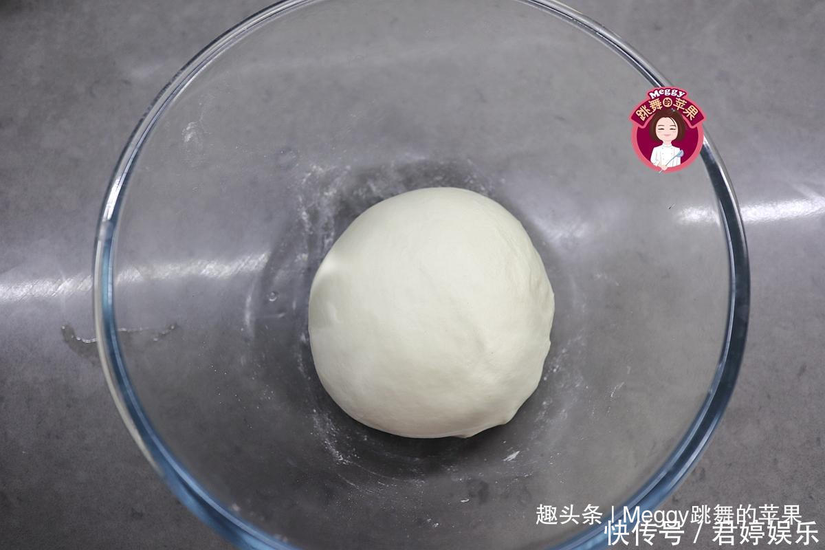 柔软香甜的小面包,加1把果干,儿子特爱吃,外面根本买不到