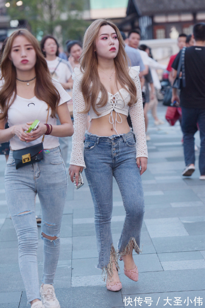 美女 美女街拍:时髦女人爱玩“心机”,从前面看像淑女,从后面看时,我沉默了!