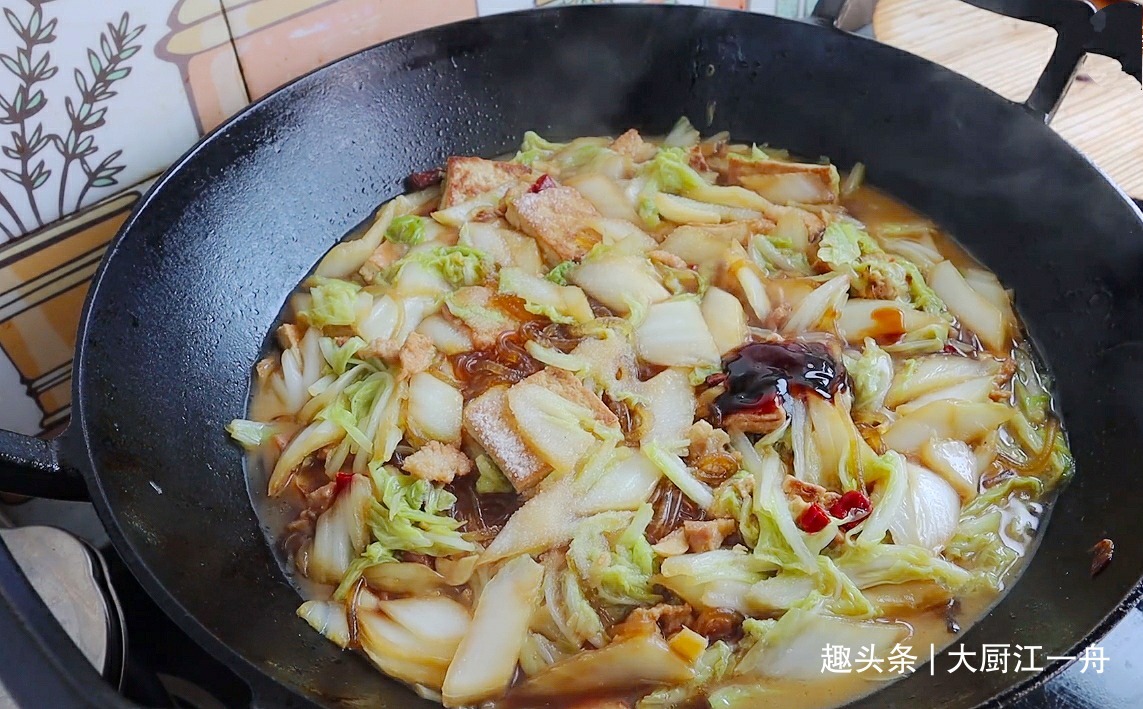 白菜炖豆腐怎样做才好吃原来做法有诀窍，一次炖一锅，太解馋了！