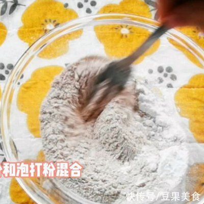 香蕉磅蛋糕|学会这道低脂版黑芝麻香蕉磅蛋糕，吃饭时间不用愁