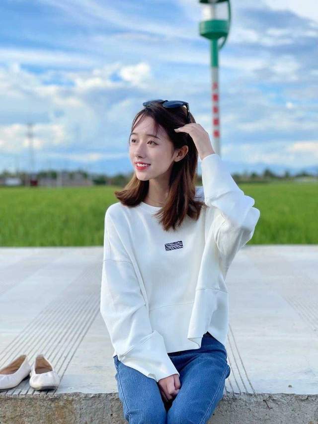 穿搭|秋季怎么穿舒适又洋气?白色卫衣搭配牛仔裤简约大气,减龄时髦