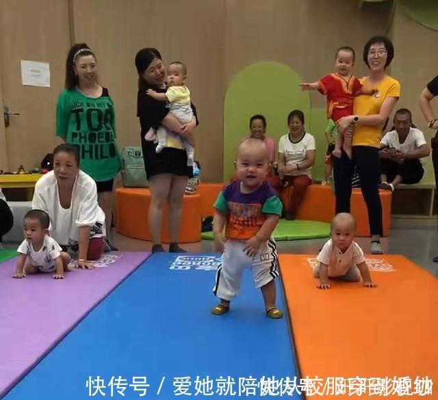 宝宝们|宝宝参加爬行比赛,半路却学会“走路”,其他宝宝一脸懵:他犯规