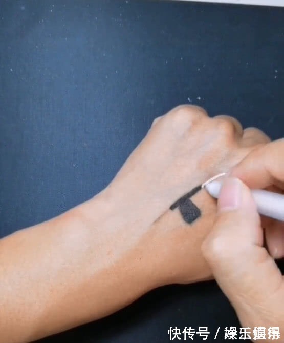 美术生@为了请假实在是太拼了!美术生在手背上造假,看到成品老师笑了