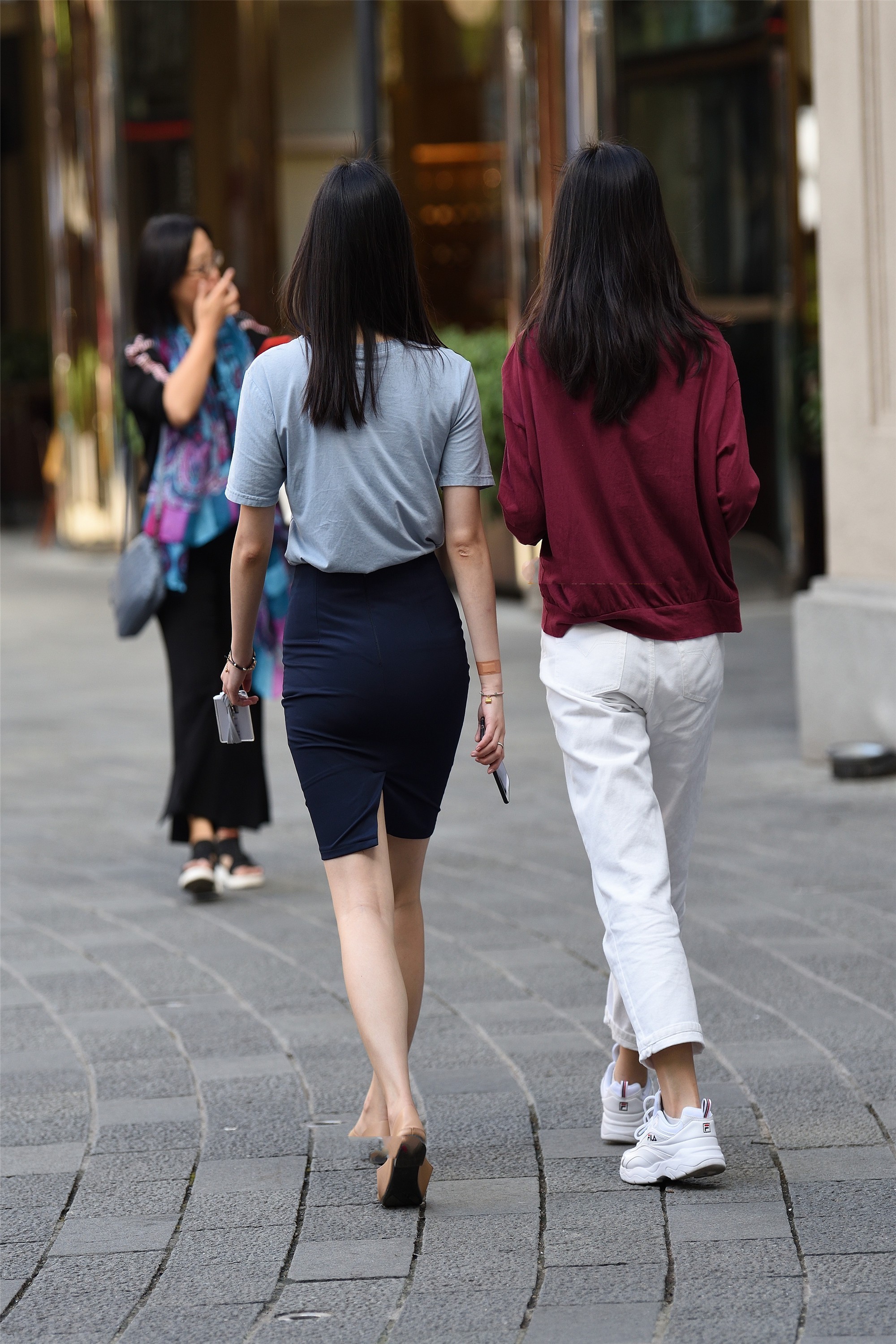 自然|蓝色字母短袖搭配黑色裙子, 优雅自然, 时尚感十足