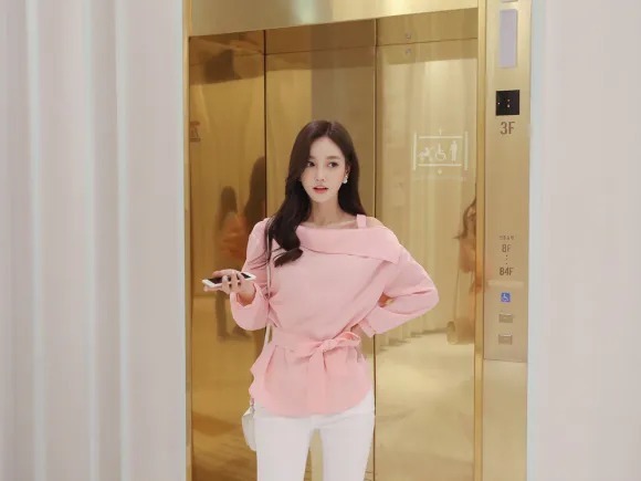 粉底色|美图欣赏:孙允珠,粉底色玫瑰斜肩灯笼袖休闲衫