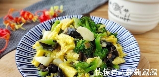 木耳炒鸡蛋|鸡蛋和这3样蔬菜一起炒,营养又低脂,入春后我家1周吃5次,太鲜了