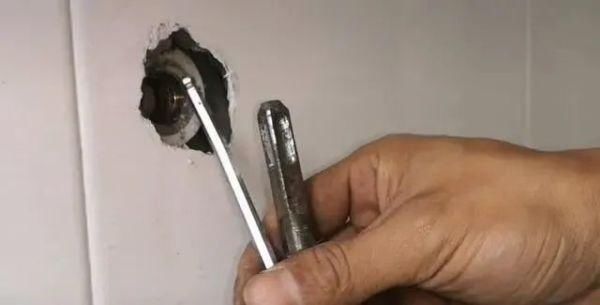 维修师傅|水龙头断在墙壁里怎么办不用花钱请维修师傅，教你妙招自己搞定