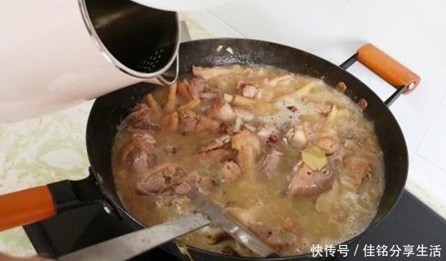 炖鸡时，最忌直接下锅炖，教你1招，鸡肉鲜嫩入味，营养不流失