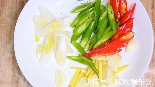 二荆条|煎鱼时,不要撒盐和用姜抹锅底,大厨教你一招,煎鱼不粘锅不破皮